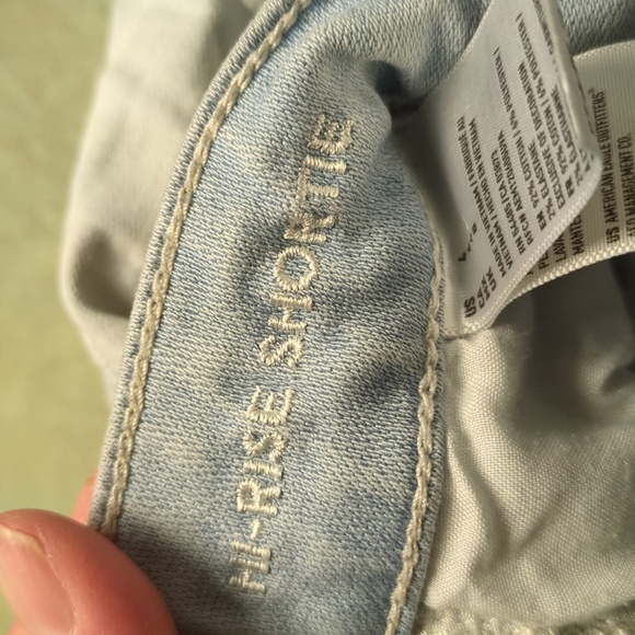AEO Light Wash Distressed Lace Pocket Hi-Rise Shortie - Picture 3 of 4